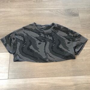 Gymshark Womens Cropped Black Camouflage Short Sleeve Athletic Shirt Size Small